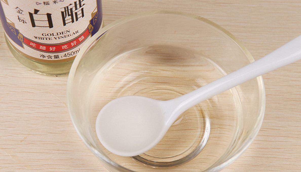 又到一年大扫除，雪白的墙壁总是让人头疼，家政支招，焕然一新。