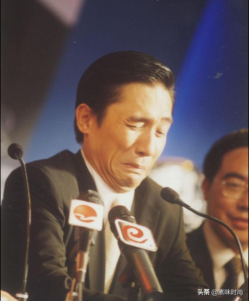 怎样的洗头方式才能让头发变柔顺,头发干枯毛糙自然卷用什么洗头