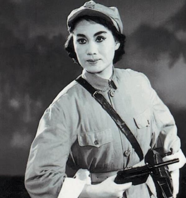 1988年，人大会议上*小平邓**正要抽烟，收到陌生纸条：请你不要吸烟