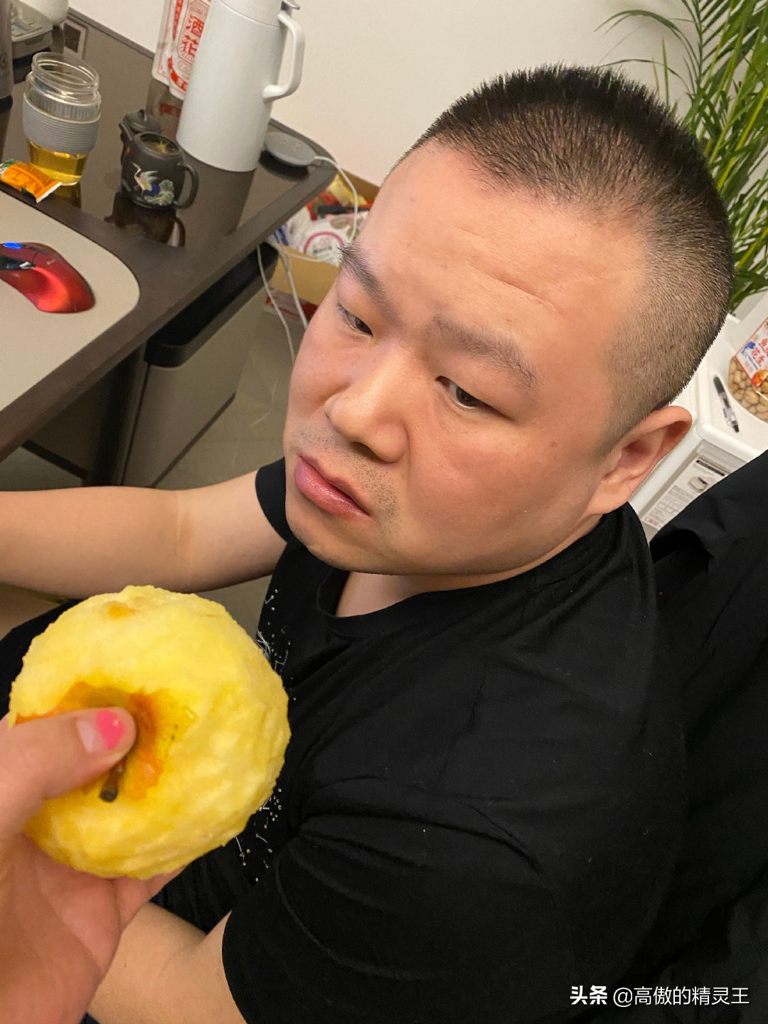 岳云鹏大半夜想吃苹果,老婆贴心为其“削”好却遭嫌弃