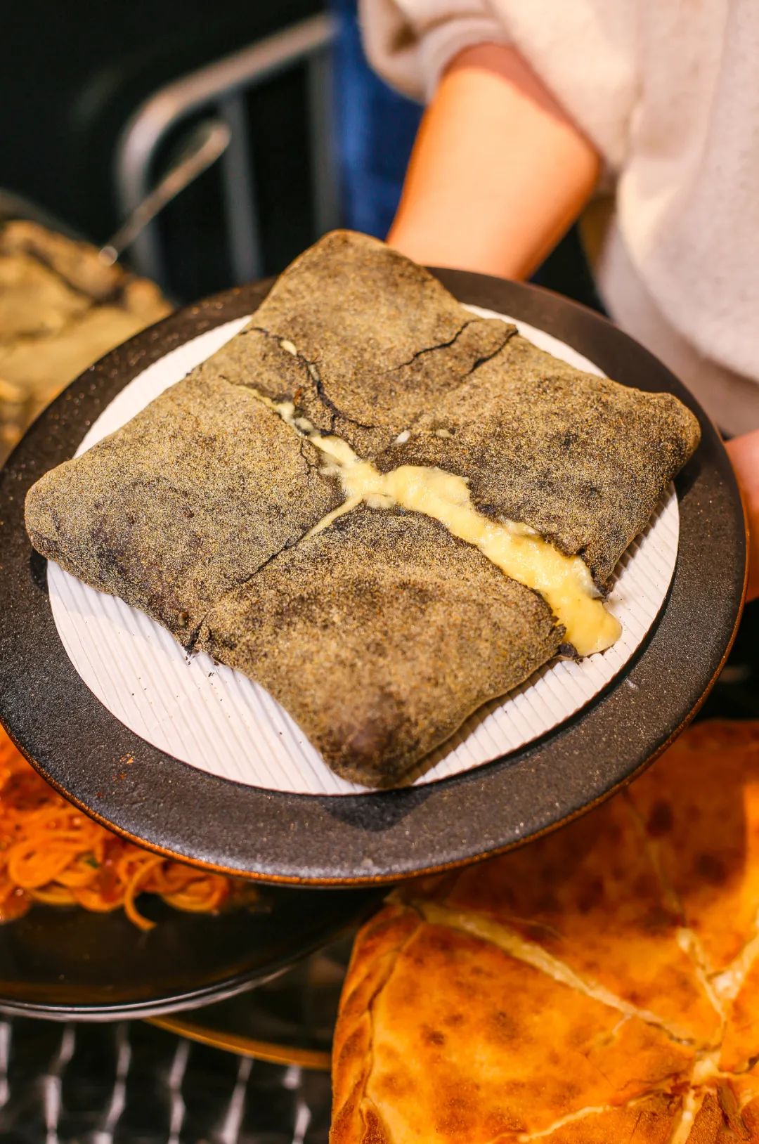 达明路上这家「黑店」，靠着瀑布芝士杀疯了