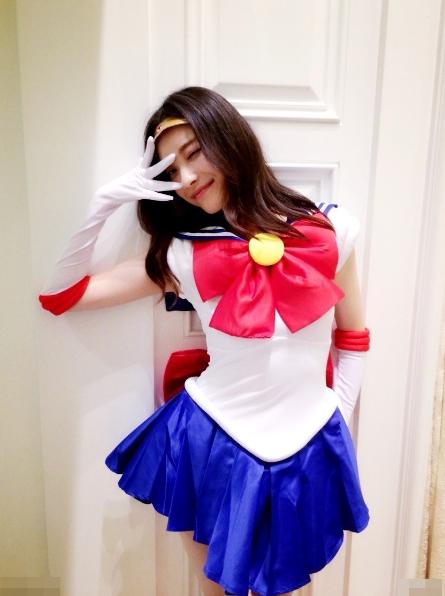 柳岩吊带睡裙现身机场,柳岩护士装是什么节目