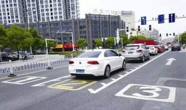 锯齿车道怎么样才违章,开车看到锯齿车道怎么处罚