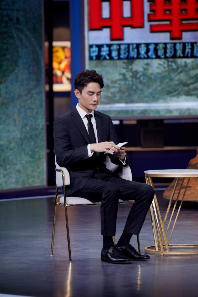 魅力挡不住王凯简约穿搭尽显清爽,王凯简单白色t恤穿出少年感