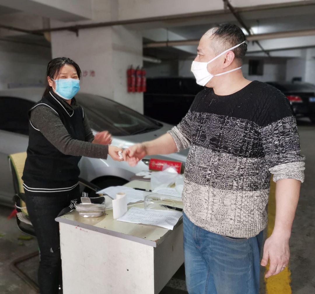 每切一块冻猪肉，就像下了一场猪肉味儿的雪…