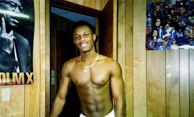 大屌哥的儿子小小年纪就已经练成了肌肉男，真是虎父无犬子