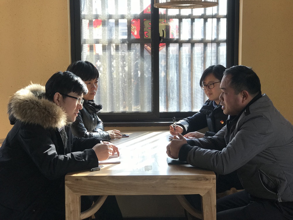 以前揭证券市场黑幕如今在村里当干部她做的第一件事就是为村民找律师