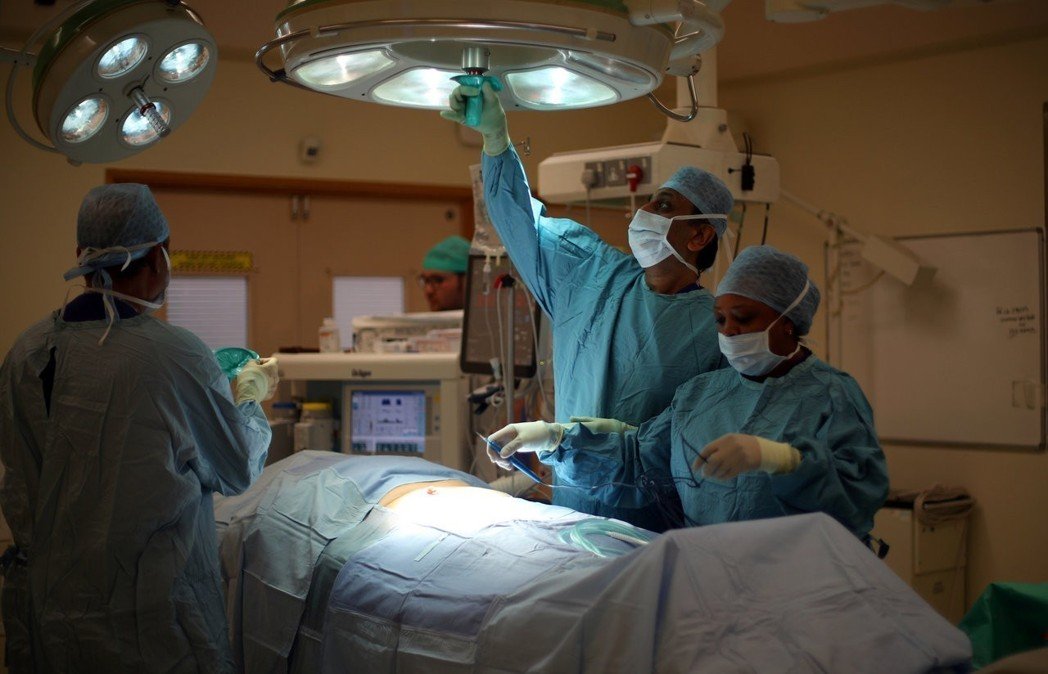 手机上网隔空看诊?英国具争议性的“远距医疗”