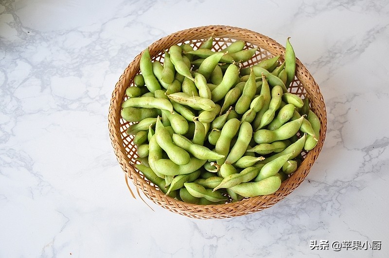 毛豆别光带壳煮着当下酒菜了，教你新吃法，与米饭同煮，越嚼越香