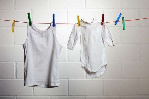 放久的白衣服发黄了怎么可以洗白,衣服发黄怎么办一招干净如新