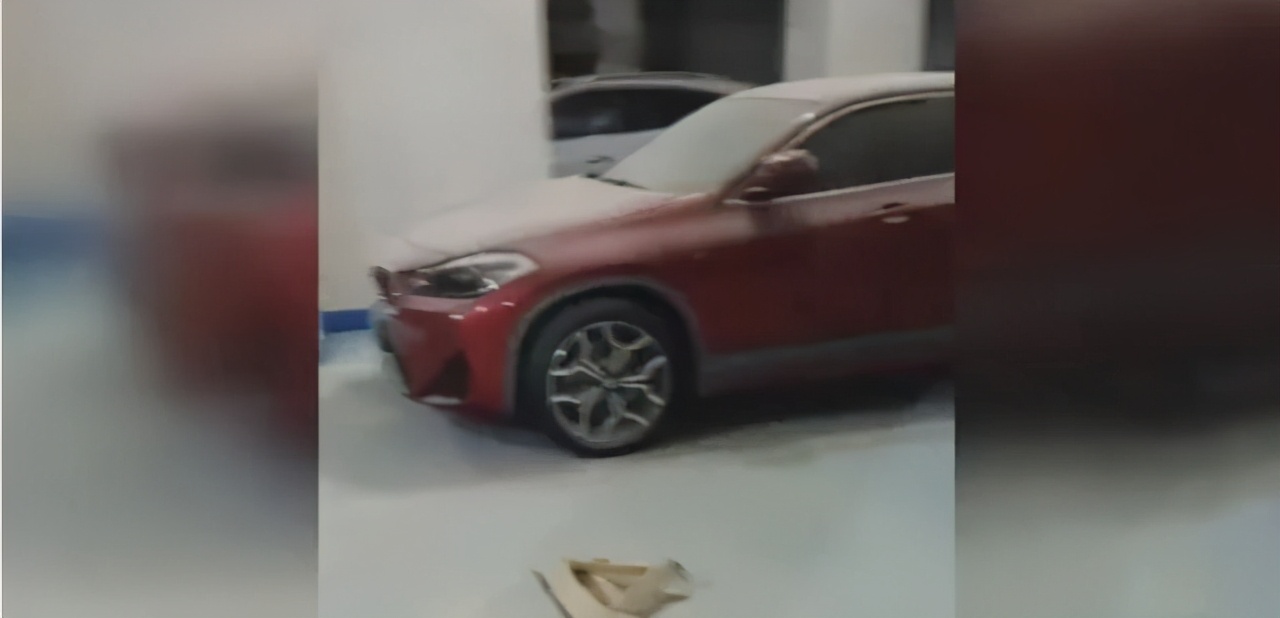 熊孩子玩灭火器被家长教训,熊孩子把灭火器玩爆炸