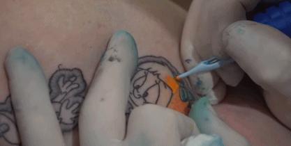 他用刺绣将回忆纹在身上，惊艳12万粉：玩的不止是心跳，还有童真