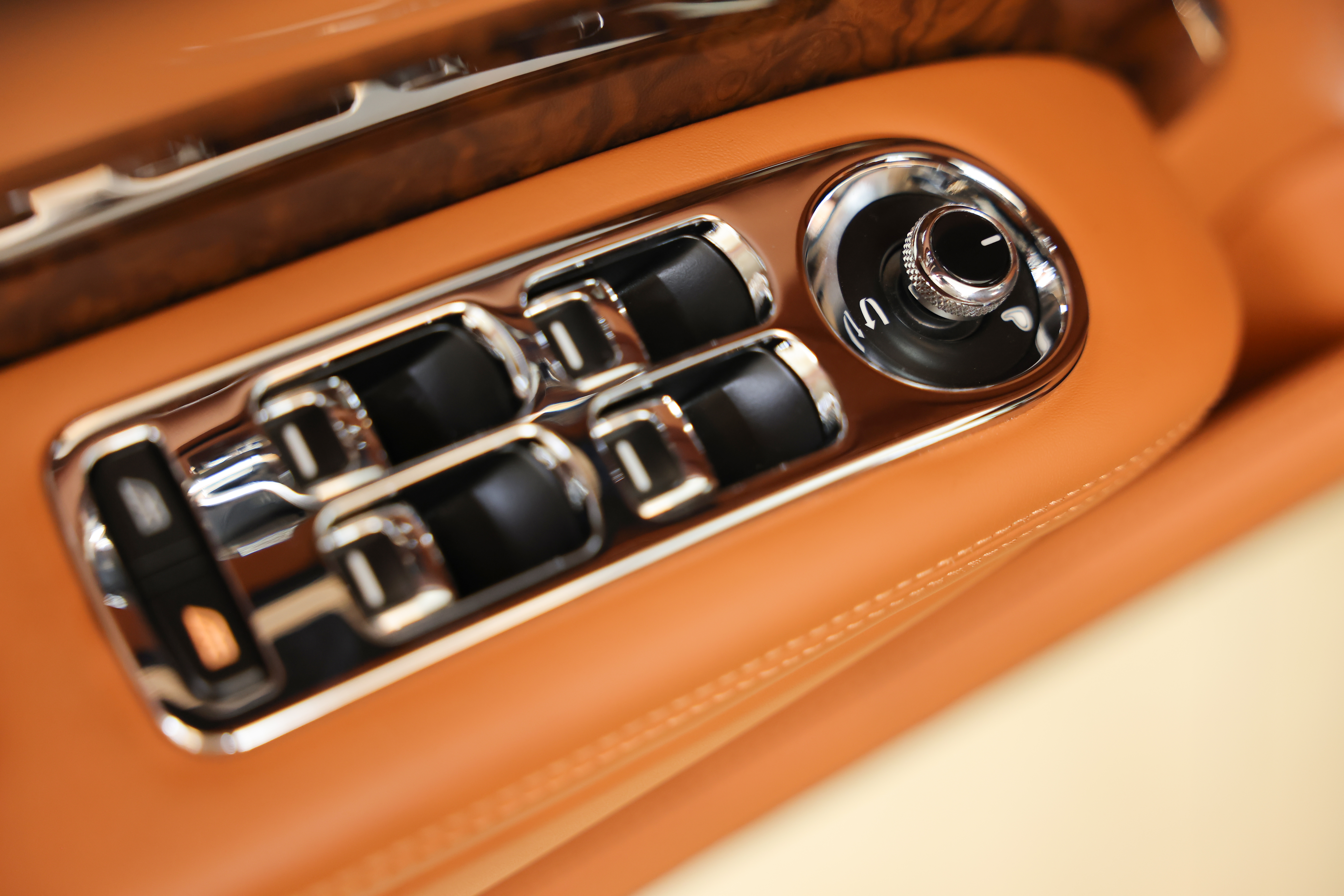 移动的“艺术品”—宾利慕尚