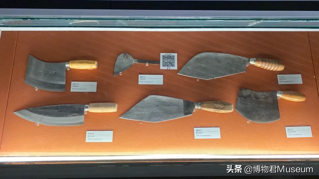 物开一刃为“刀”，两面*刃开**为“剑”，双刀相交为“剪”