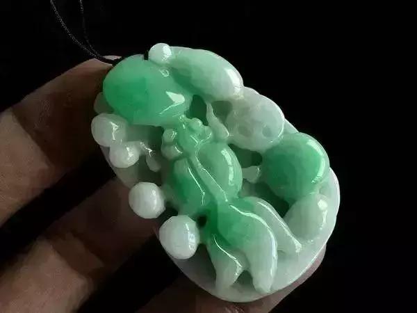 6类人群、30种翡翠。翡翠可不能随便送人，现在看还不晚！