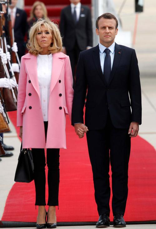 法国总统带妻子去度假,法国总统和老婆拥抱