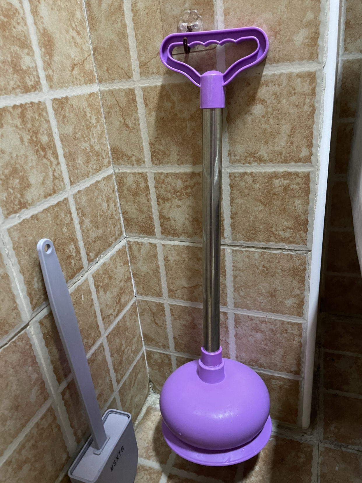 同样是小卫生间，看看人家的马桶边布置，干净利落、清清爽爽