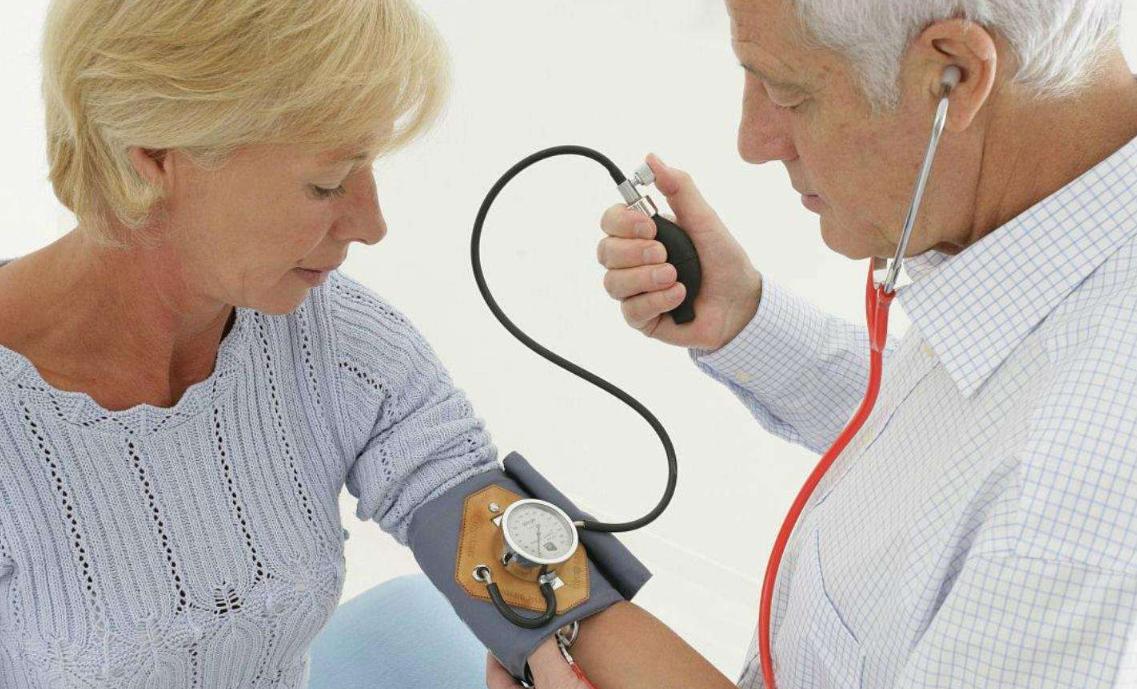 高血压是常见的慢性病，那么如何通过营养治疗来改善高血压？