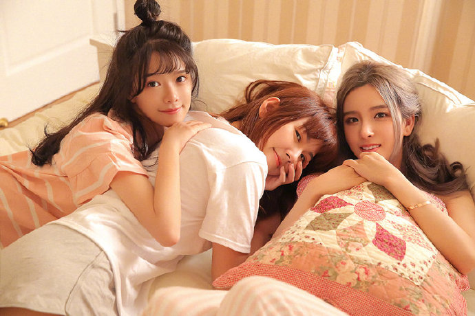 LOL解说小苍微博晒照，与骆歆Rita同框比美，网友：苍姐确实老了