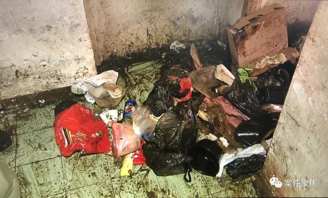 男子多年不出门家中堆垃圾,25岁小伙和垃圾粪便同住10年