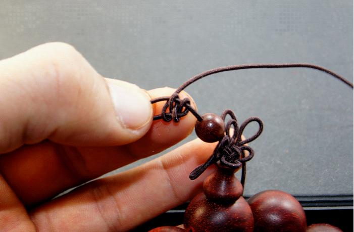 弹力绳穿珠子收尾打结方法,手串绳隔珠结的打结方法