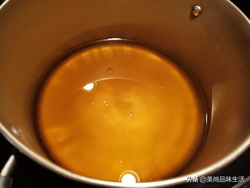 炸了食物的油变黑要怎样清理干净,炸过东西的油变黑怎么处理能变清