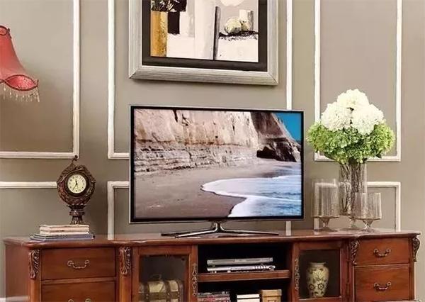 电视机挂墙上好看还是放电视柜,电视机放电视柜上还是挂墙好
