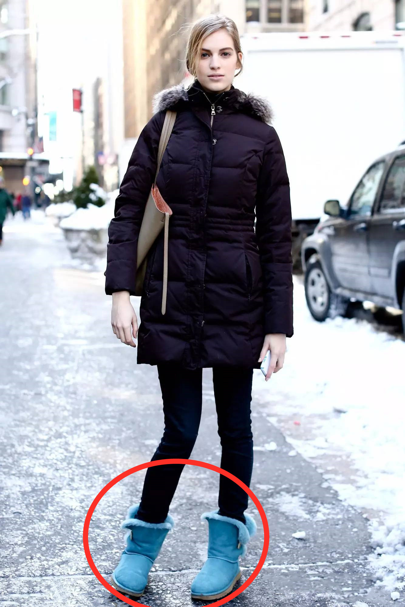 关晓彤穿粉红色羽绒服,关晓彤穿黑羽绒服