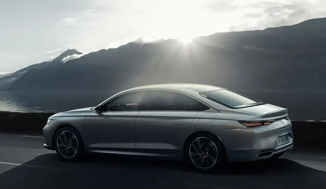 法系豪华ds9,法系高端ds9前驱的吗