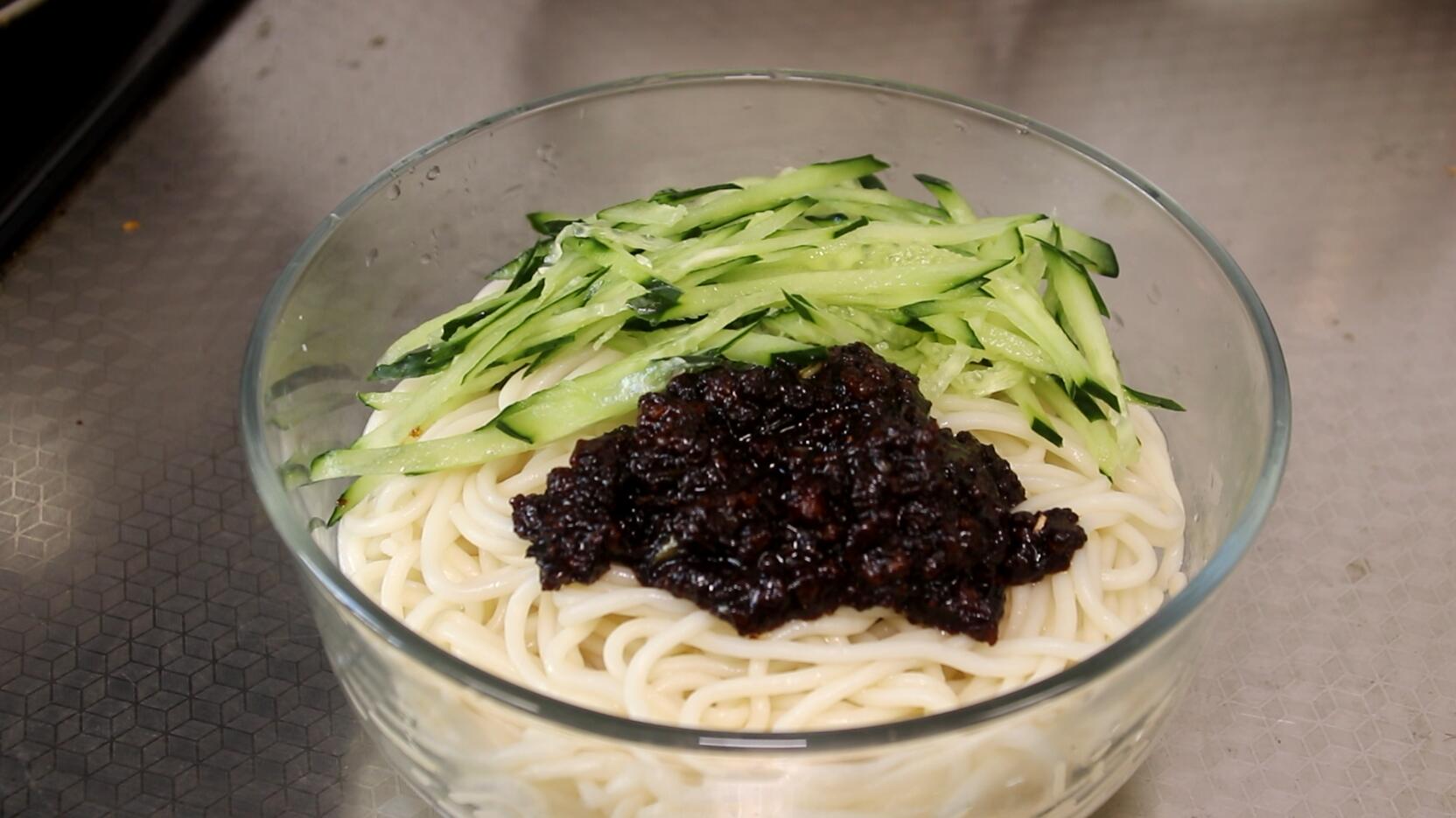 炸酱面只用甜面酱的做法,炸酱面用黄豆酱还是甜面酱好吃