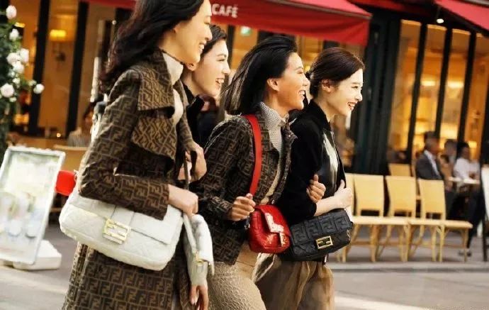 女人为什么总是爱买衣服,爱买衣服的女人有多好配音