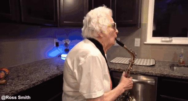 93岁奶奶恶搞27岁孙子，一夜爆红！1300万网友围观：奶奶太坑了