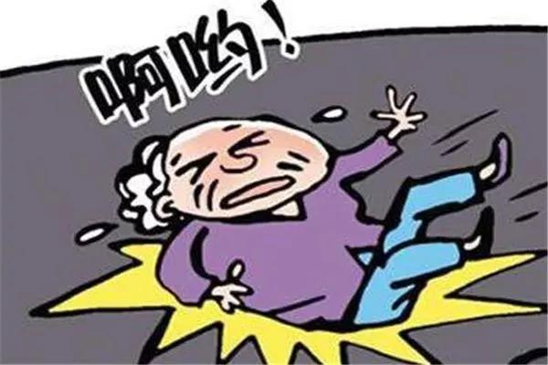 老年人髋部骨折的治疗方法,髋部骨折危害大老年人摔伤要重视