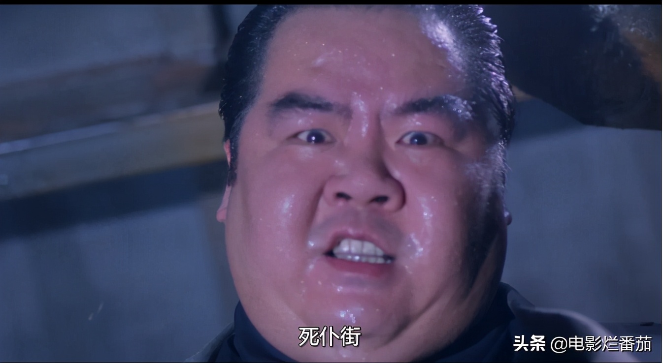 一急之下炒掉导演自己来，成龙在放火烧掉整条街后，电影终于大卖