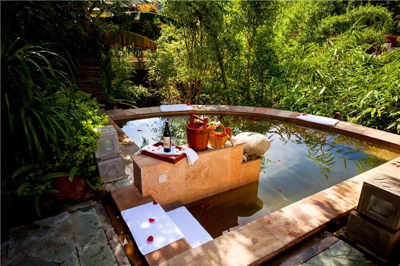 边泡温泉边游泳,边泡温泉边享受