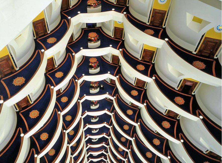 一个人走在异国他乡的路上,一个人行走在沙漠里面