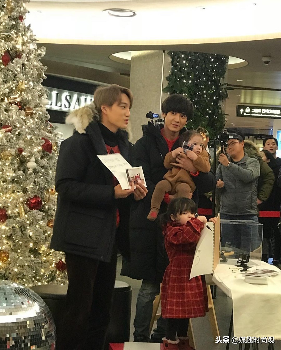 exo灿烈紧牵姐姐的手,exo灿烈照顾小孩