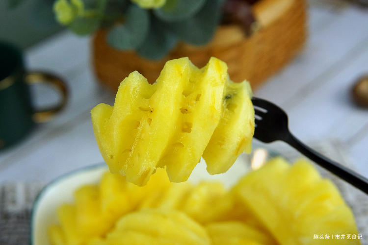 菠萝要用盐水泡多少分钟才能吃,菠萝要在盐水里面泡几分钟才能吃