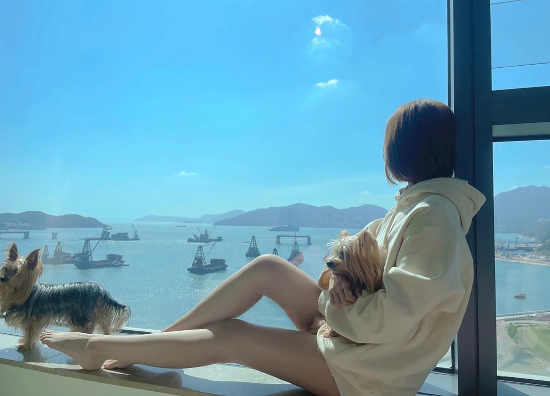 乔迁新居！冯盈盈搬入2300万海景房，携妈妈买折扣家具添新房