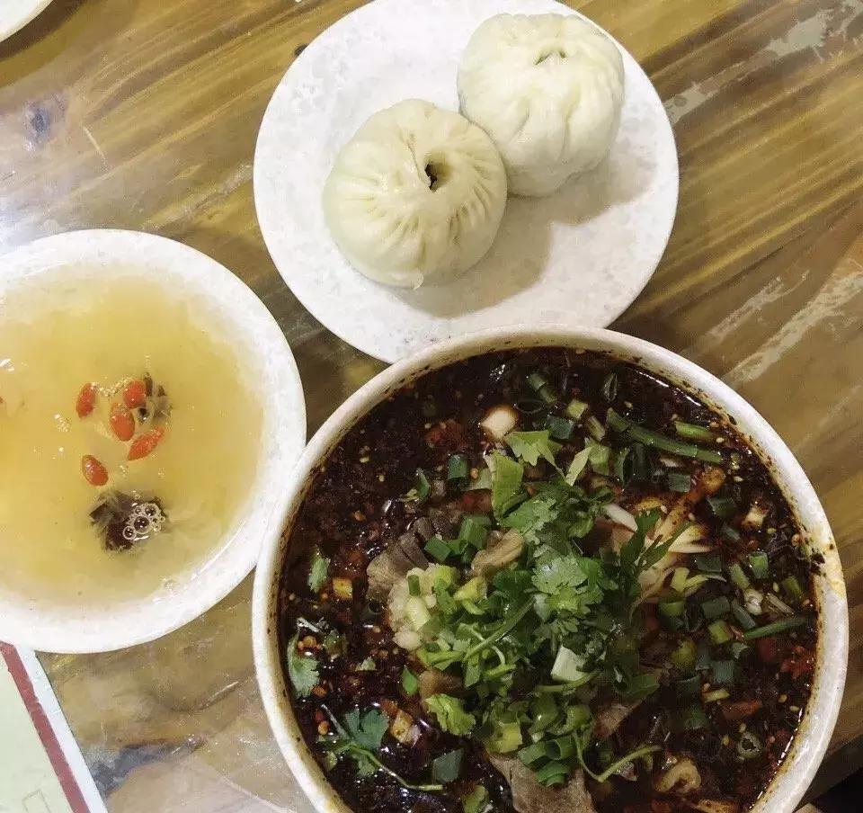 “老板儿，来十个包子，肉的哈~”都江堰人的早晨从这口油滋滋开始，这8家包子店，你最钟意哪家？