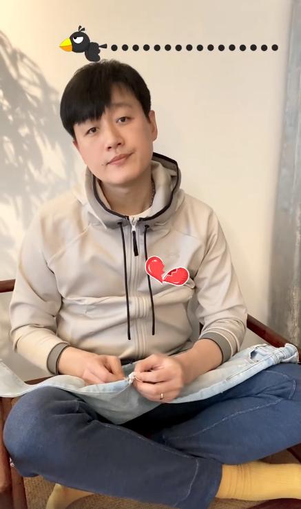 佟大为缝破洞裤被女儿嫌弃,佟大为给女儿补破洞裤