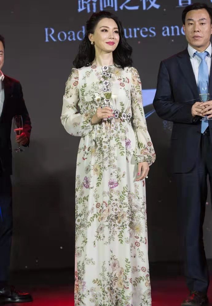 陈数最近高级感穿搭,陈数气质吊带衫薄纱披肩惊艳