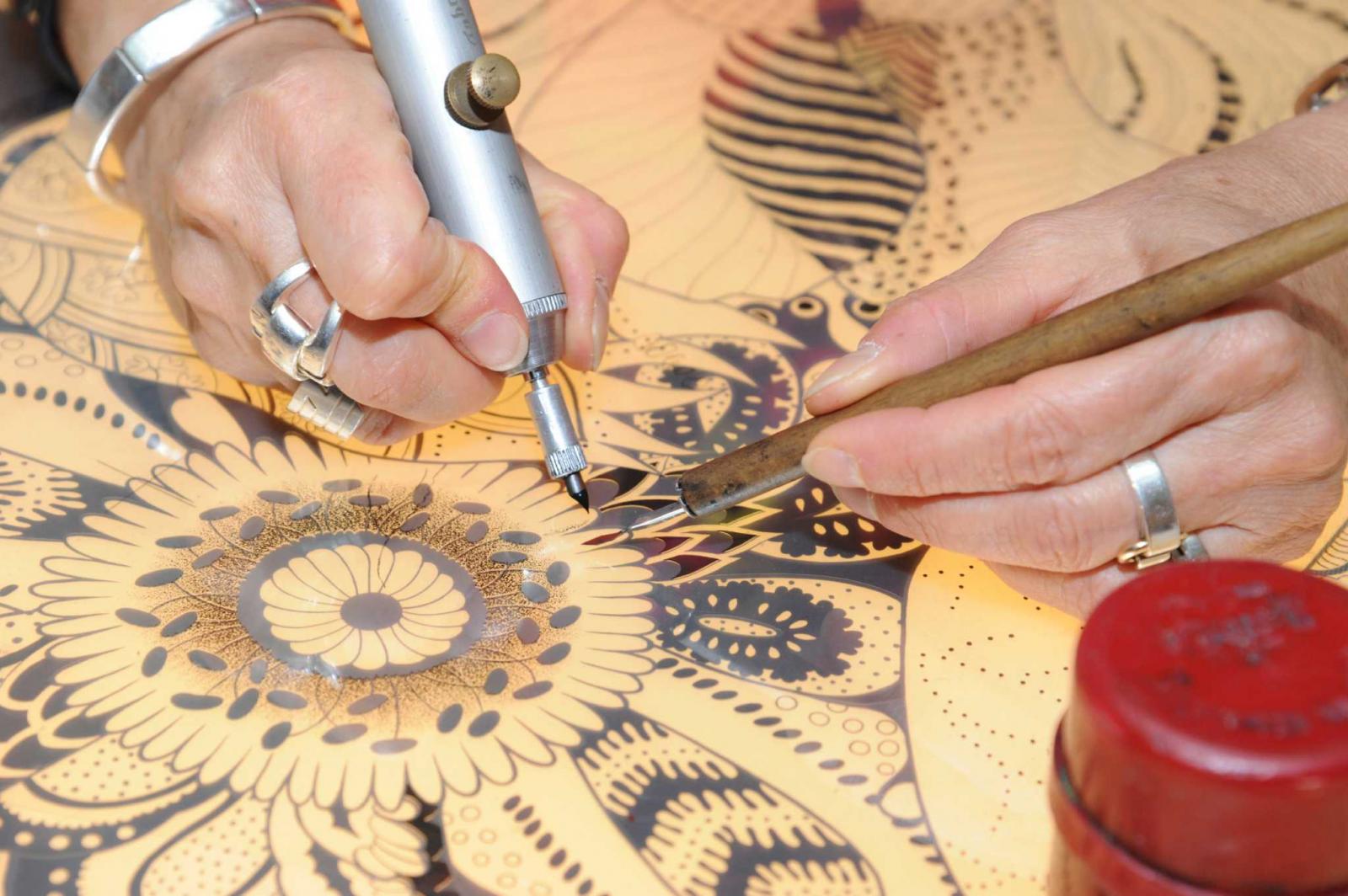 18个月时间才完成一条丝巾！Hermès爱马仕像画作般的百年作品