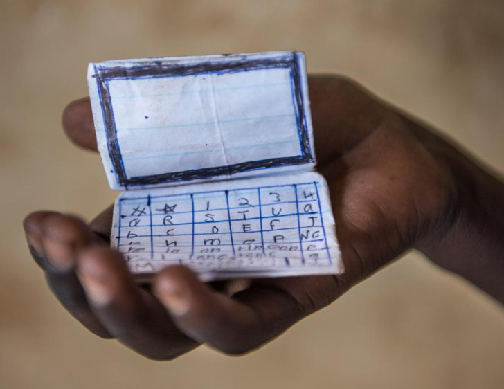 看着这些非洲小孩的自制玩具，你会觉得快乐其实很简单