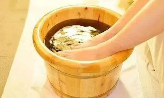 夏季热水泡脚心慌气短是怎么回事,温水泡脚一会有点难受心慌