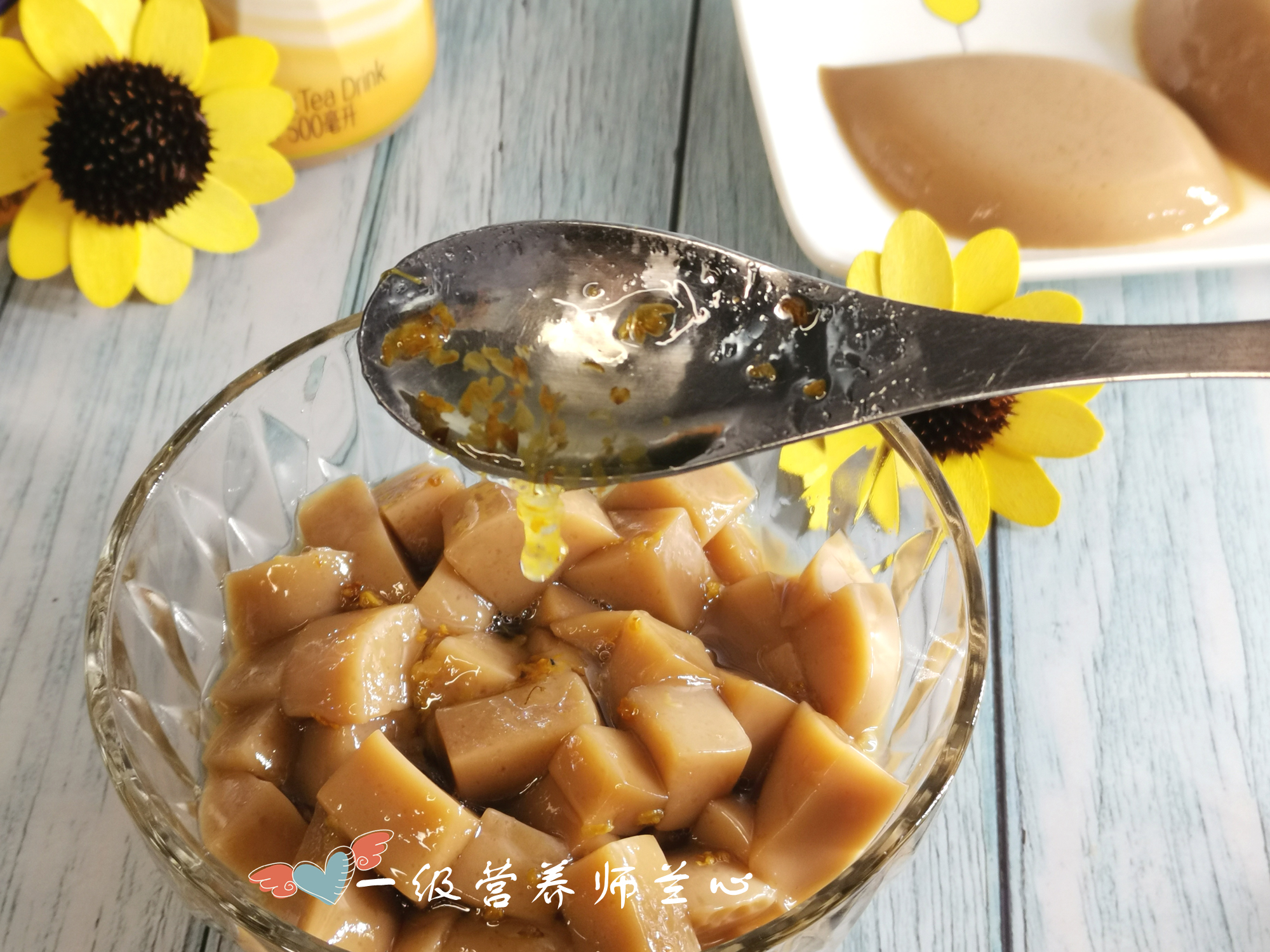 家人不喜欢喝牛奶，我加了个鸡蛋和白凉粉，老公孩子都抢着吃