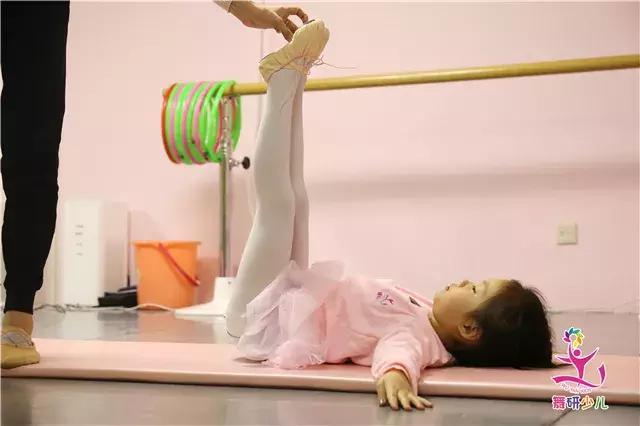 家长说孩子身体硬不想学舞蹈了,孩子不想学舞蹈该怎么去引导