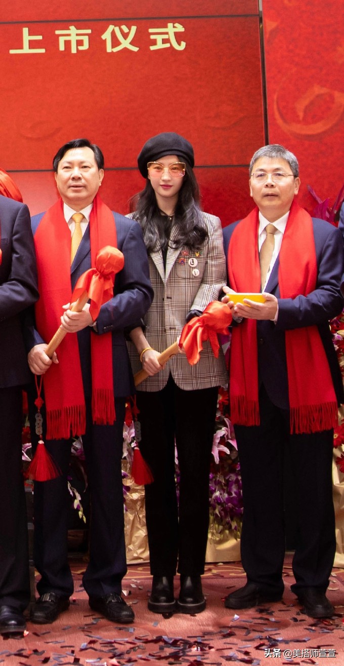 刘亦菲西装皮裤造型酷飒魅惑,刘亦菲机场贝雷帽造型