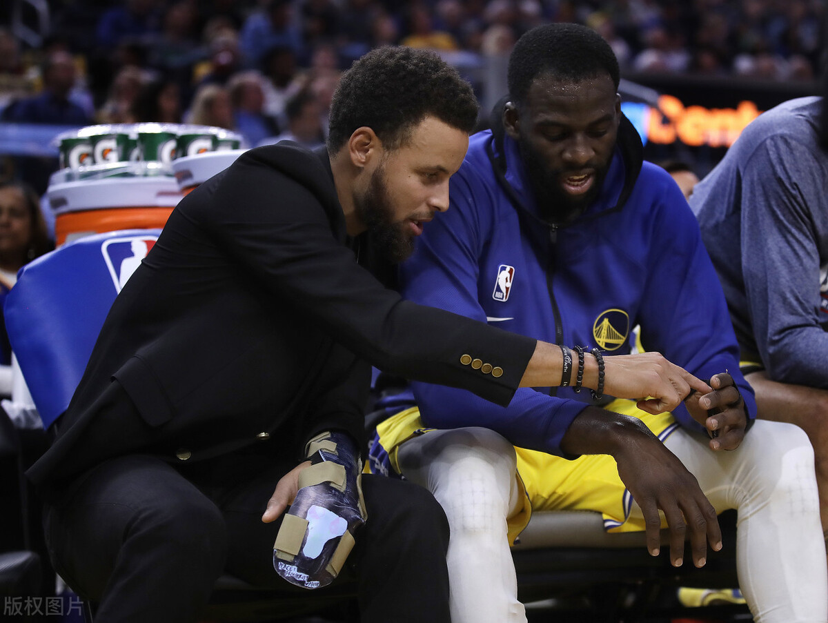 太逗了！追梦爆料库里尾椎骨受伤，比划手势隔空抓捏库里屁股