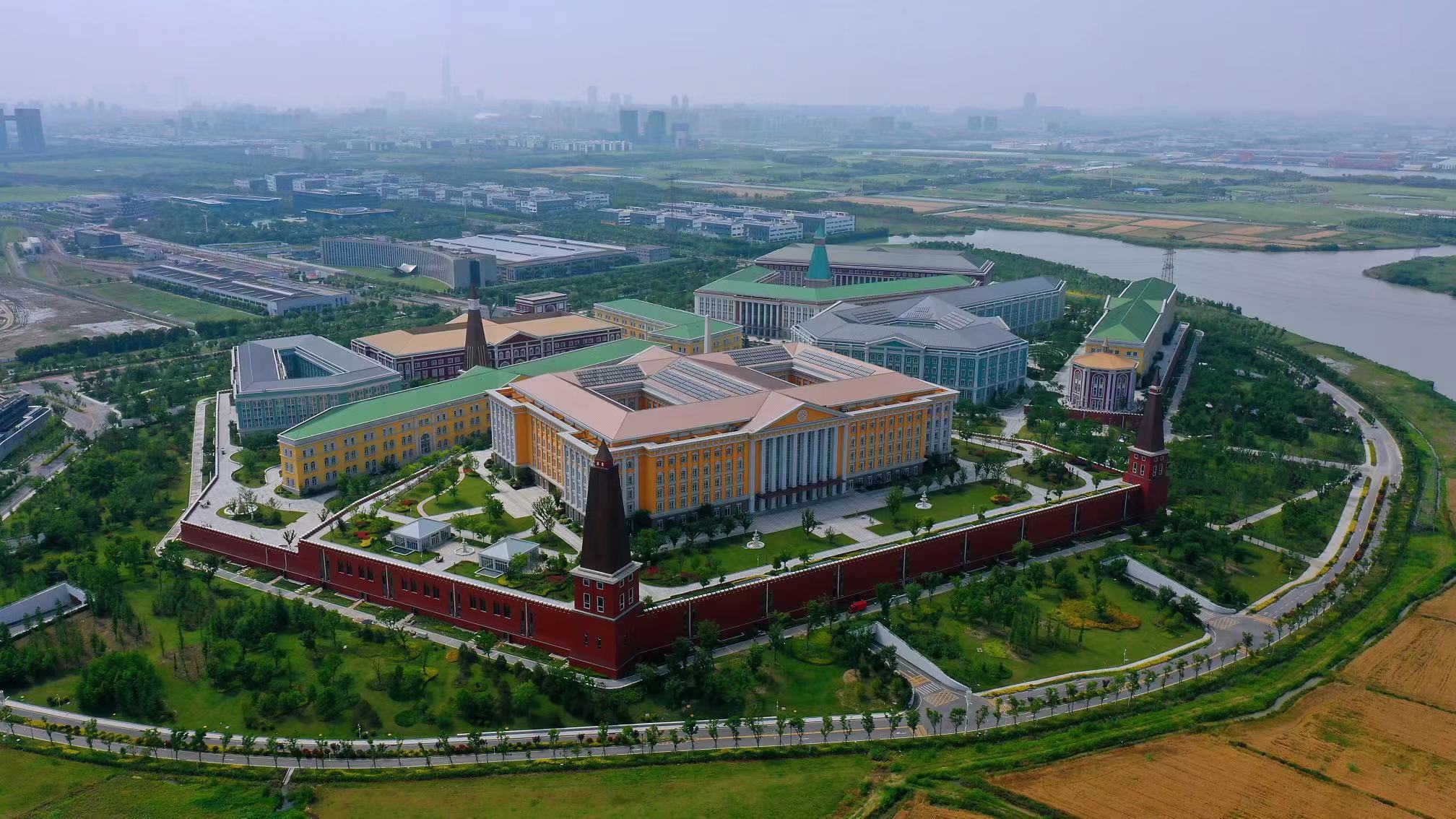 苏州华为研发中心，花了8年时间打造而成，外观就像一座欧洲小镇